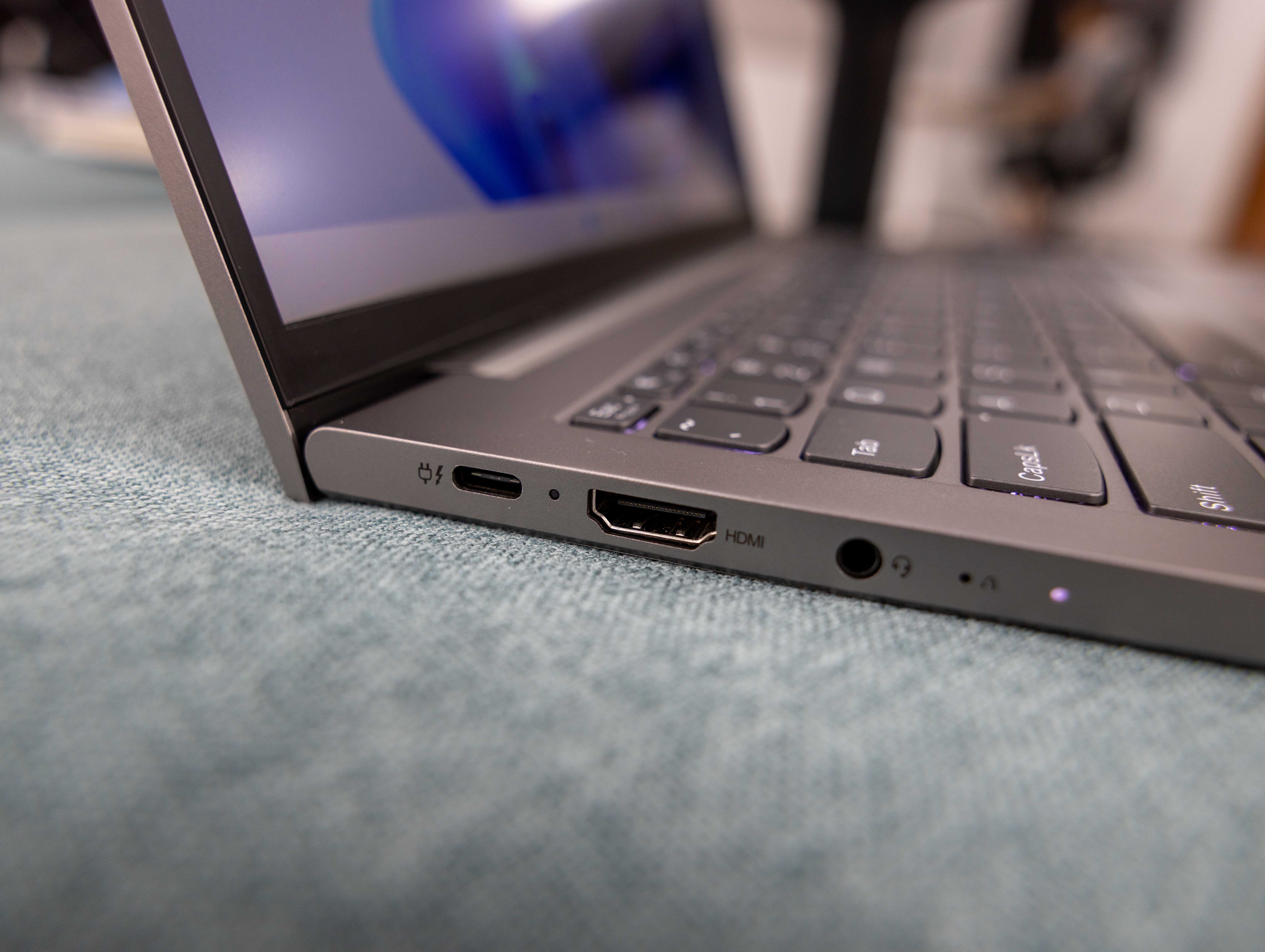 Phía là trái là cổng USB-C ThunderBolt 4, cổng HDMI 2.0 và jack cắm tai nghe 3.5mm 